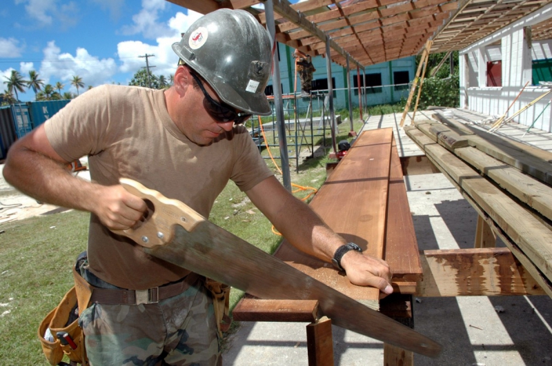 ebeniste-ST BLAISE-min_worker_construction_building_carpenter_male_job_build_helmet-893290